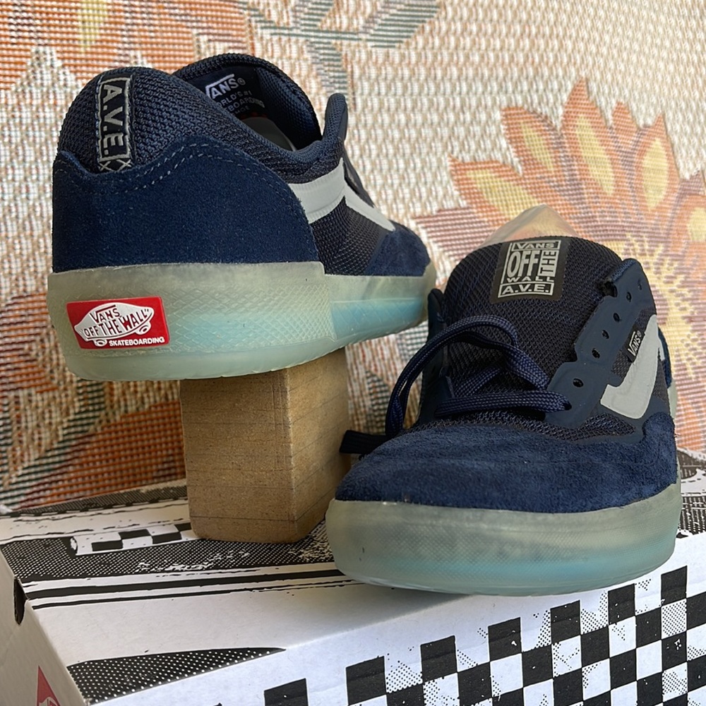 Vans WMNS Ave
Dress Blues/Drizzle
VNOA5JIBWKN
Sneakers - athletic shoes - Picture 10 of 16
